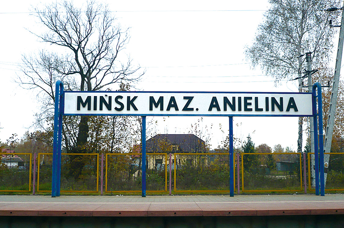 W miskiej Anielinie / Ziemia niczyja