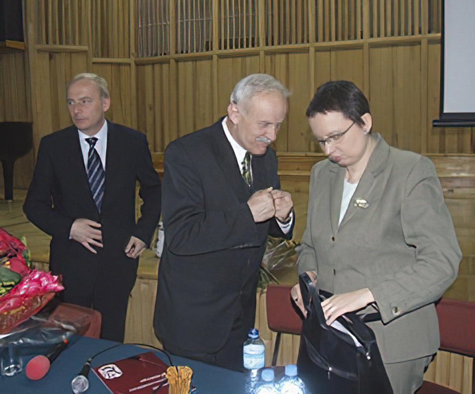 Minister Hall w Misku Mazowieckim / Szkoy na tarczy