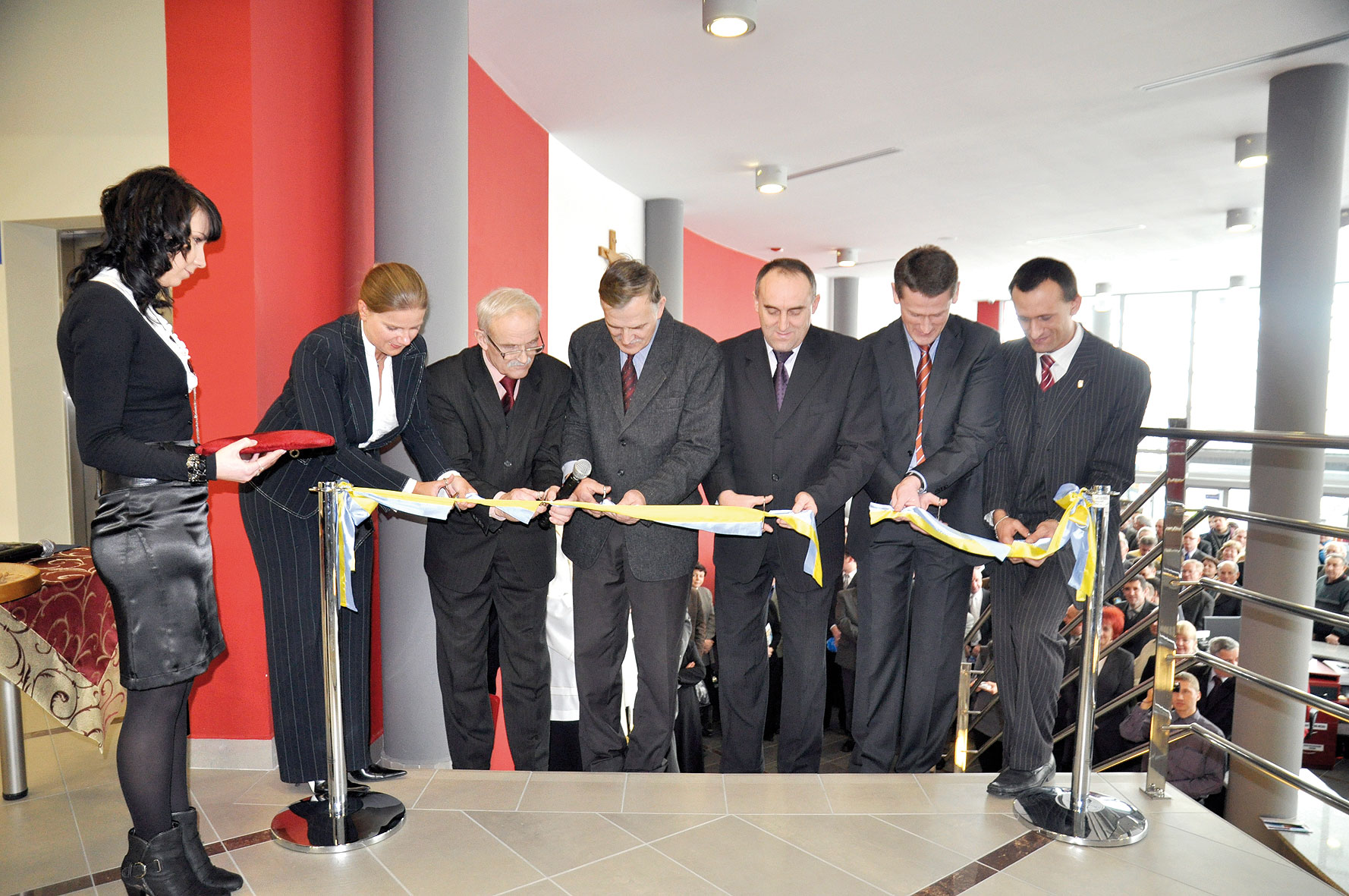 Basen otwarty / W cieniu rozprawy