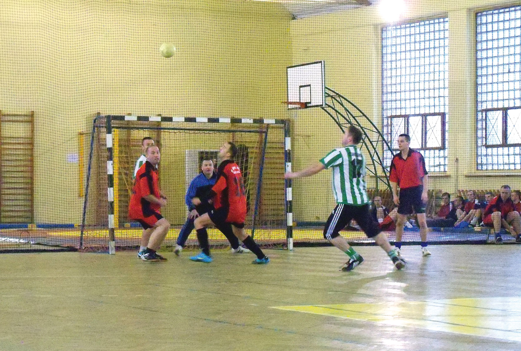 Futsal u żandarmów / Półmetek emocji